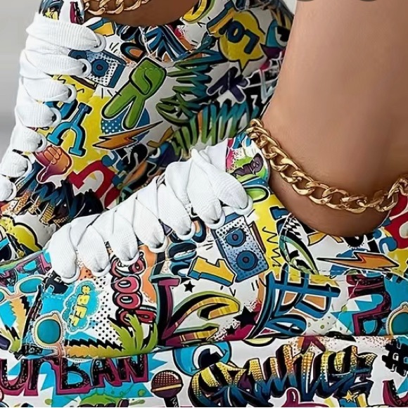 ♣️ NEW WOMEN’S GRAFFITI PRINT PLATFORM SNEAKERS ♠️ - Picture 2 of 3